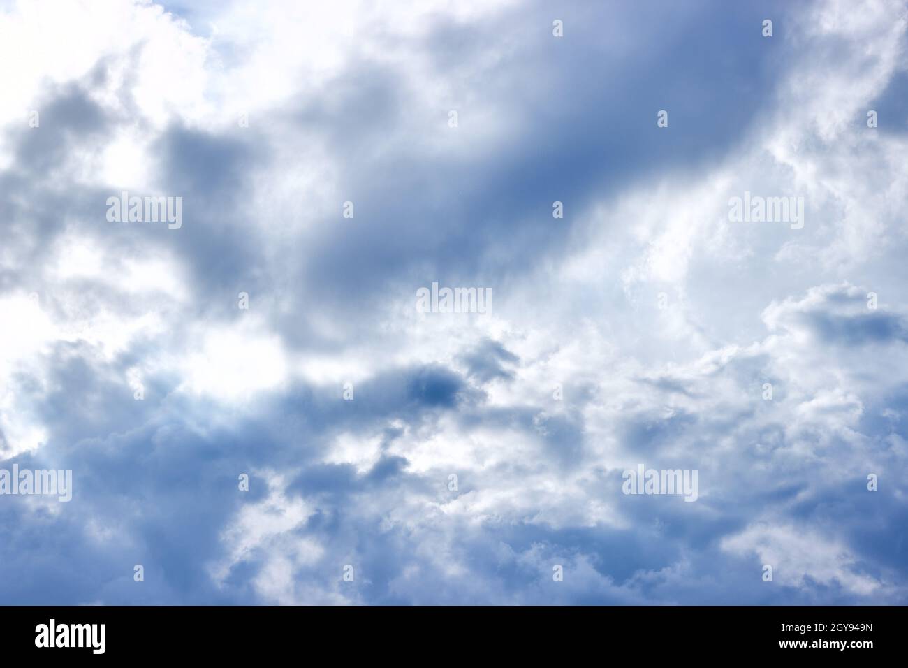 Wolkenlandschaft. Der Himmel vor dem Regen. Wolkiger Himmel, blaue Wolken bei schlechtem Wetter. Abstrakter natürlicher Hintergrund mit Platz für Text. Stockfoto
