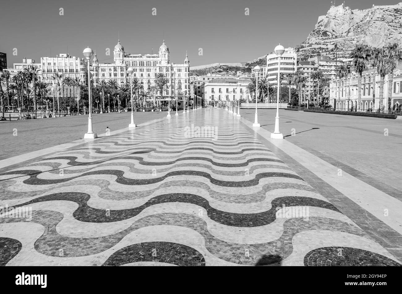 Urbane Landschaft, Blick auf die Mittelmeerstadt Alicante, Spanien; Schwarz-Weiß-Bild Stockfoto