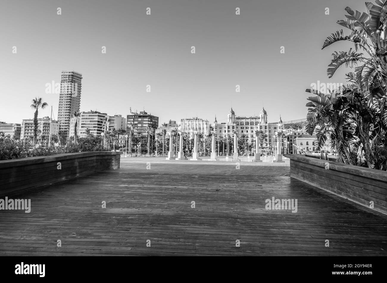 Urbane Landschaft, Blick auf die Mittelmeerstadt Alicante, Spanien; Schwarz-Weiß-Bild Stockfoto