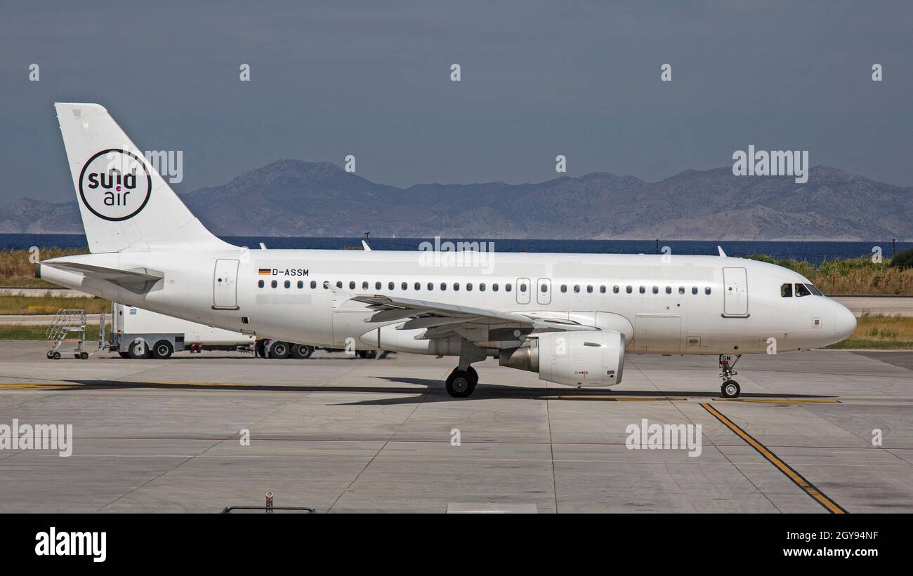 Ein Sundair Airbus A319-Flugzeug am Flughafen Rhodos, Griechenland. Stockfoto