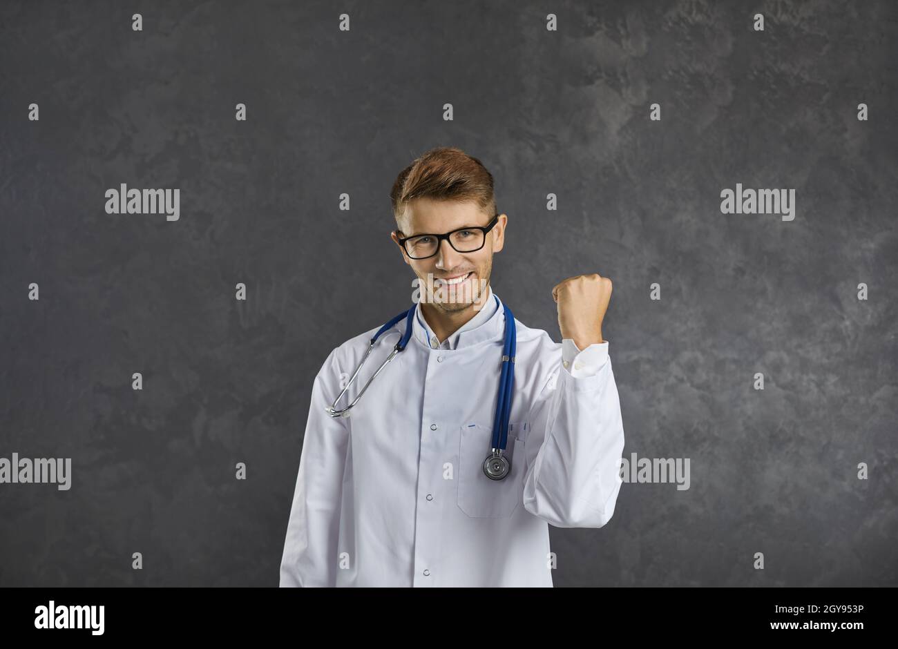 Überglücklich siegt der männliche Arzt mit der Jobförderung Stockfoto