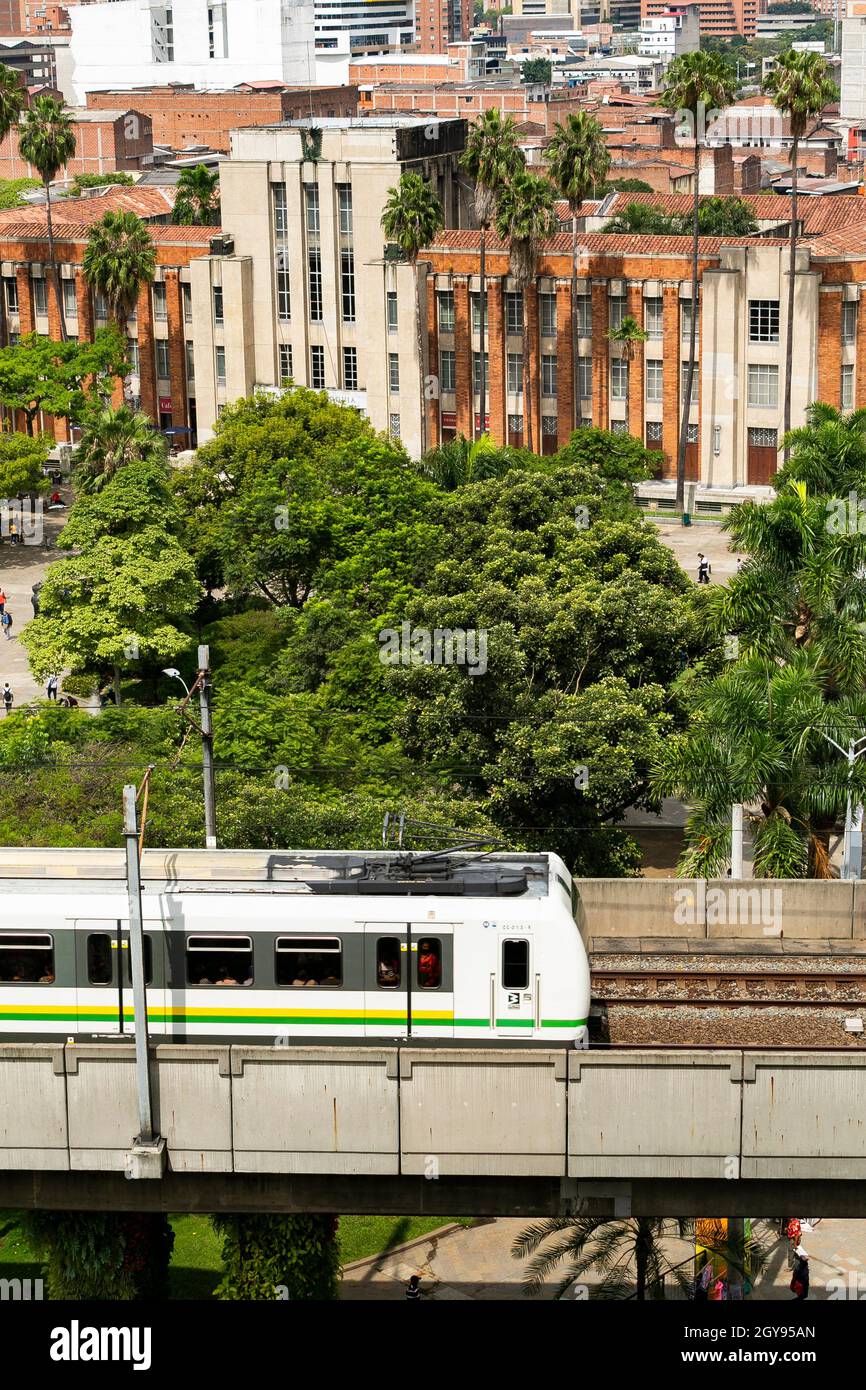 Medellin, Antioquia. Kolumbien - 06. Oktober 2021. Metro de Medellín ist der Name des Metro-Typ-Nahverkehrssystems, das direkt bedient wird Stockfoto