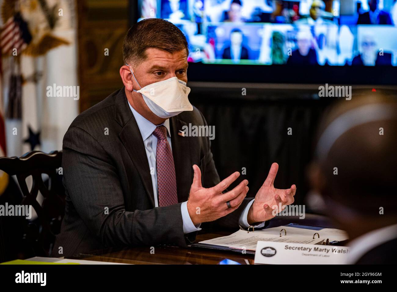 Washington, DC, USA. 7. Oktober 2021: US-Arbeitsminister Marty Walsh spricht während eines Treffens mit den USA. Vizepräsidentin Kamala Harris und andere Beamte der Biden-Administration im Eisenhower Executive Office Building in Washington, DC, am 7. Oktober 2021. Der Vizepräsident und Sekretär Walsh veranstalten das zweite Treffen der Task Force des Weißen Hauses zur Organisierung und EmpowermentQuelle: Samuel Corum/Pool via CNP /MediaPunch Quelle: MediaPunch Inc/Alamy Live News Stockfoto