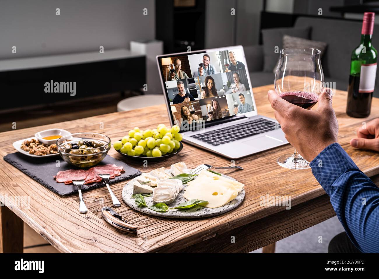 Digitale Weinverkostung Virtuelle Dinner-Veranstaltung Mit Laptop Stockfoto