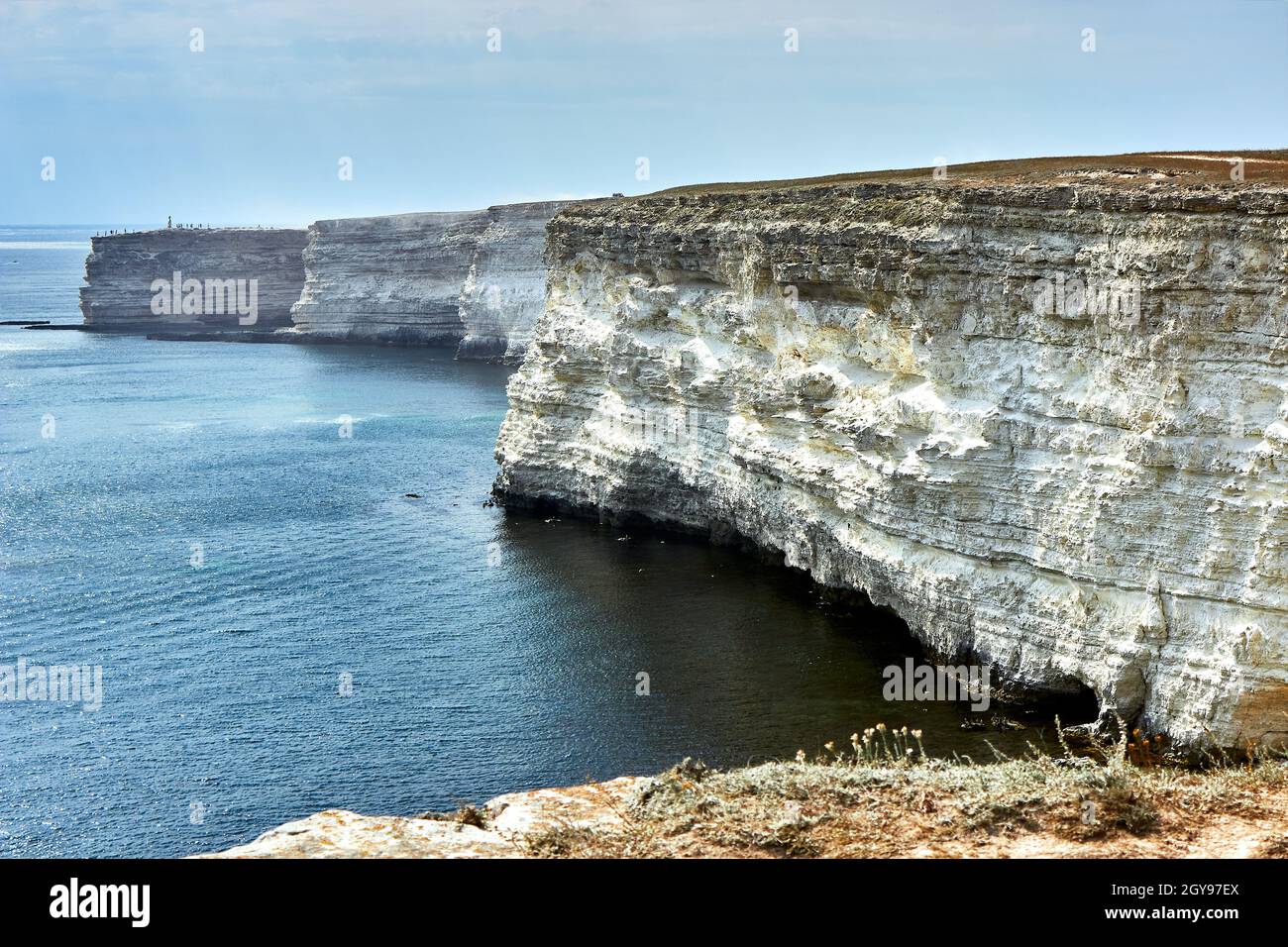 Kap am Meer. Seeseite, Horizont, ruhiges blaues Meer, ruhiges blaues Meer. Kreidefelsen, Kap Tarkhankut, Krim. Die natürliche Textur des weißen Steins. Stockfoto