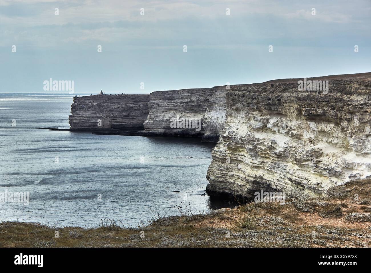 Kap am Meer. Seeseite, Horizont, ruhiges blaues Meer. Kreidefelsen, Kap Tarkhankut, Krim. Die natürliche Textur des weißen Steins. Schlechtes Wetter. Stockfoto