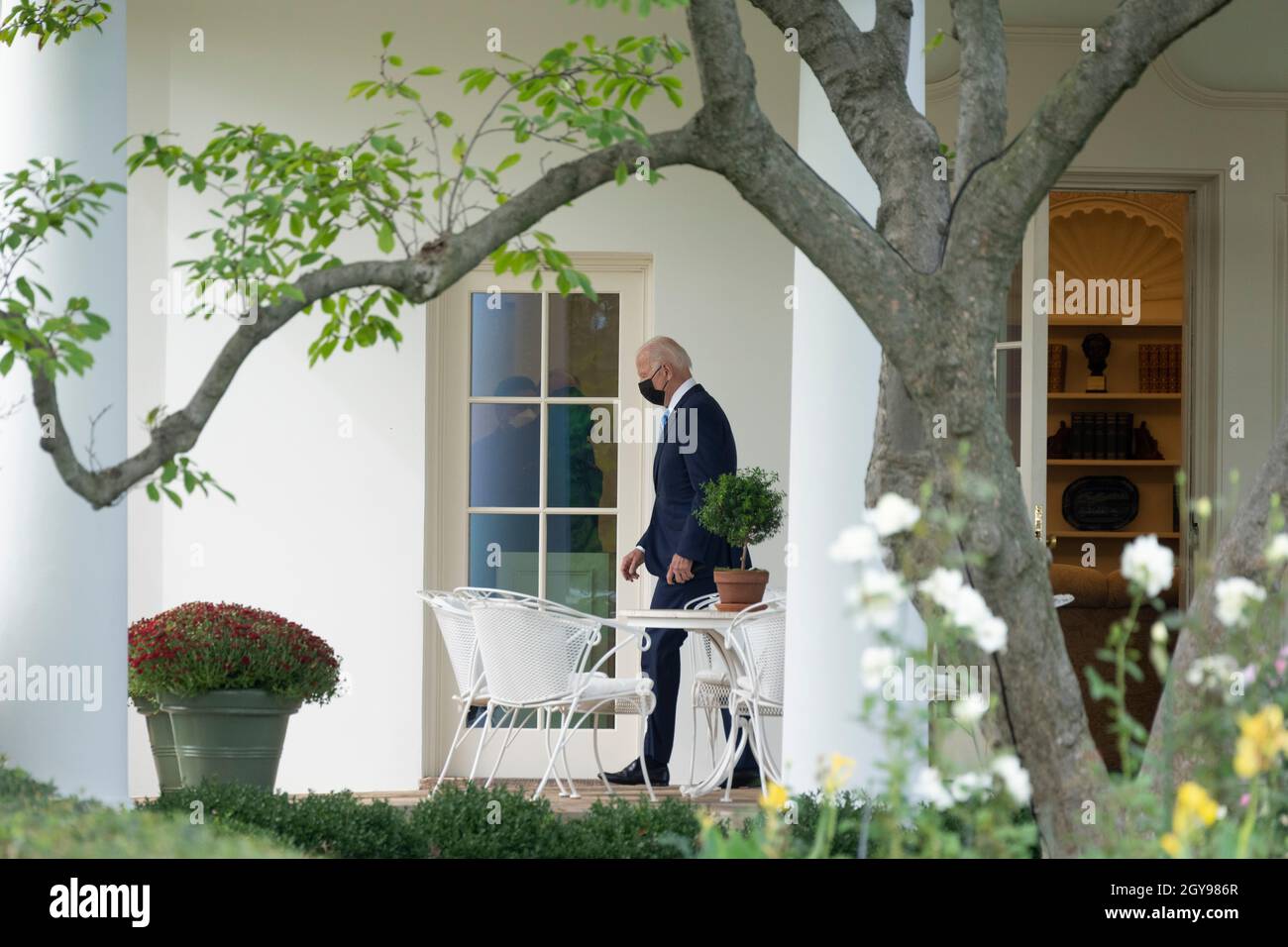 US-Präsident Joe Biden verlässt das Weiße Haus in Washington DC, um auf einer Clayco-Baustelle in Elk Grove Village, Illinois, am 7. Oktober 2021 Bemerkungen zur Bedeutung der COVID-19-Impfstoffanforderungen zu machen. Bild: Chris Kleponis/Pool/Sipa USA Bild: SIPA USA/Alamy Live News Stockfoto