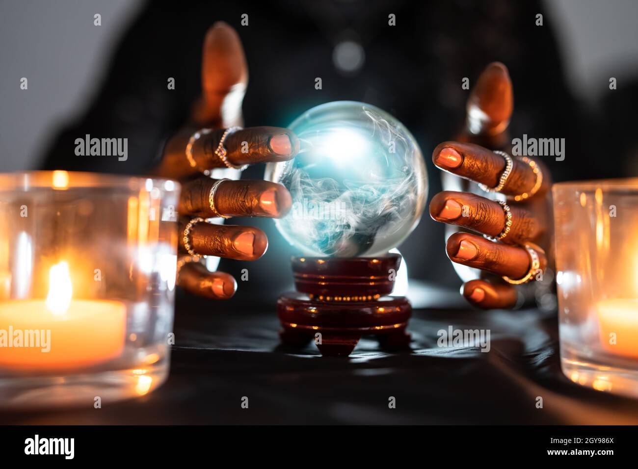 Wahrsager Prognostiziert Zukunft Mit Crystal Ball Stockfoto