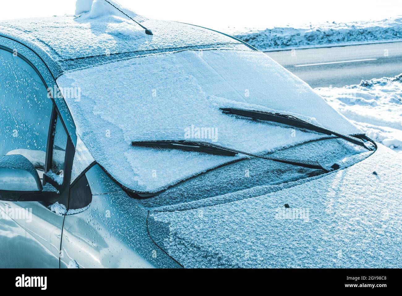 Die gefrostete Windschutzscheibe eines Autos an einem Wintermorgen