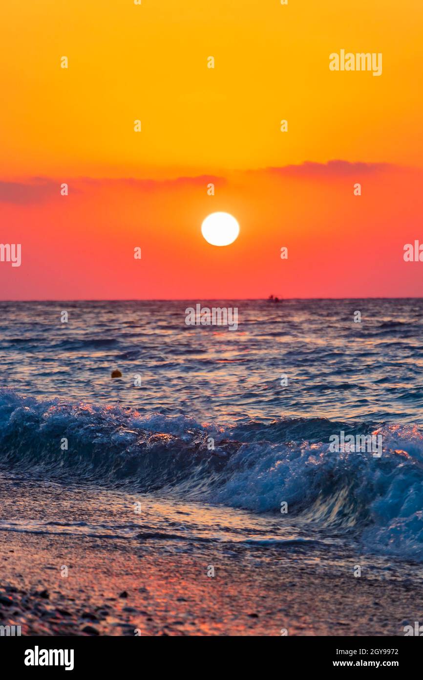 Regenbogenfarben des schönsten Sonnenuntergangs am Strand von Ialysos auf der griechischen Insel Rhodos. Stockfoto