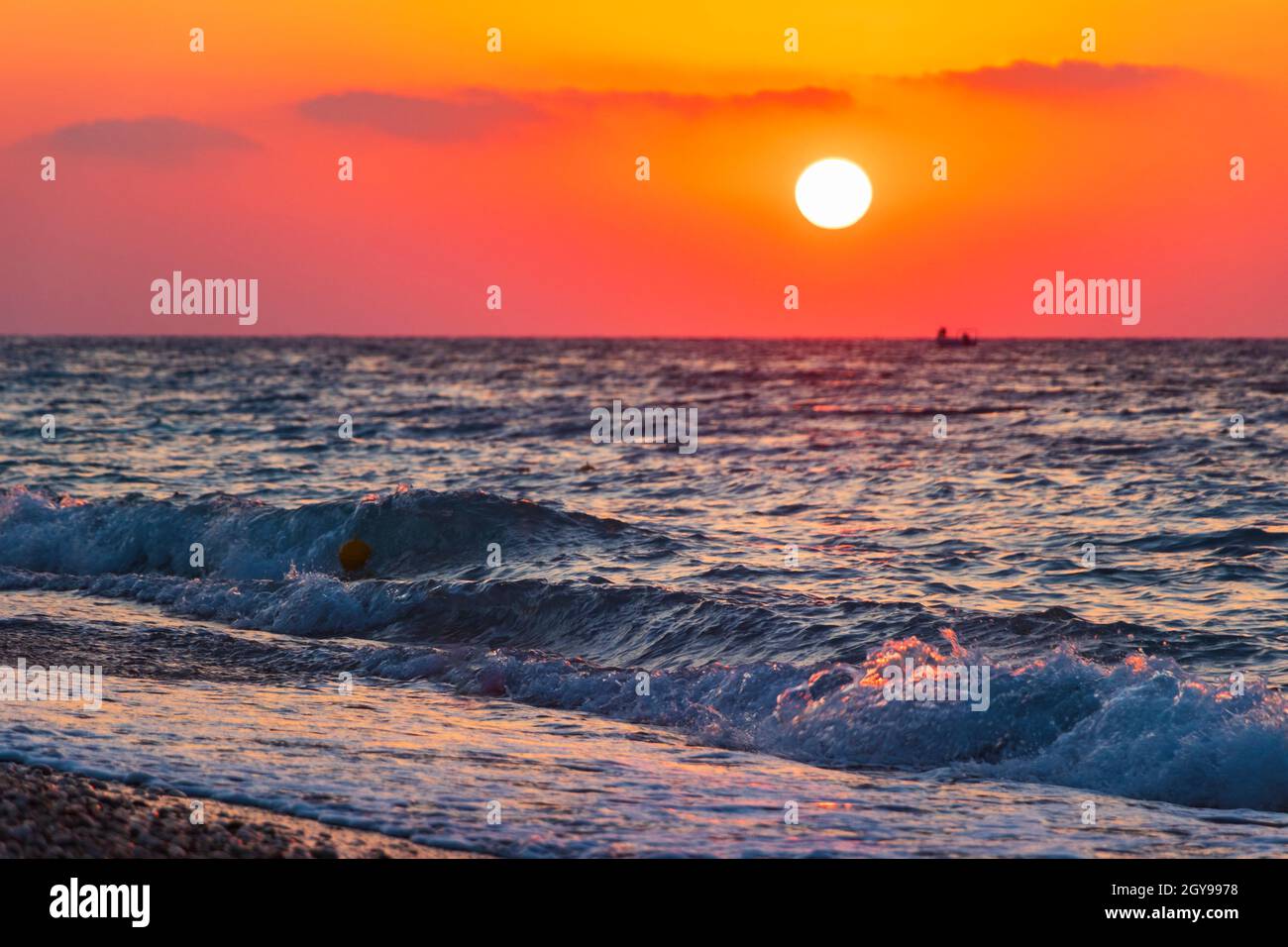 Regenbogenfarben des schönsten Sonnenuntergangs am Strand von Ialysos auf der griechischen Insel Rhodos. Stockfoto