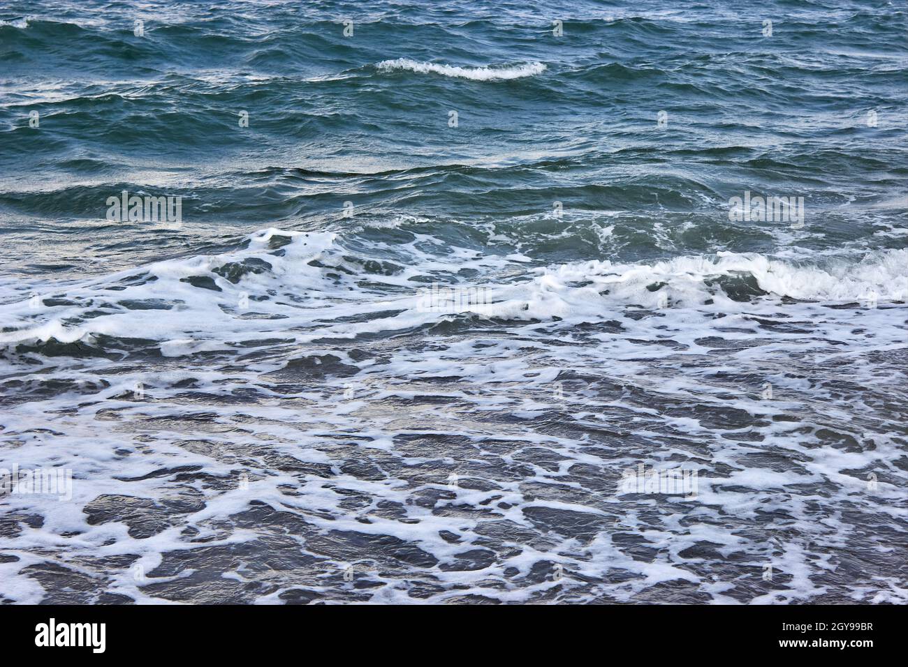 Sturmwellen auf See. Dunkelblaues Meer, Wellen mit hellweißem Meeresschaum. Abstrakter natürlicher Hintergrund. Stockfoto