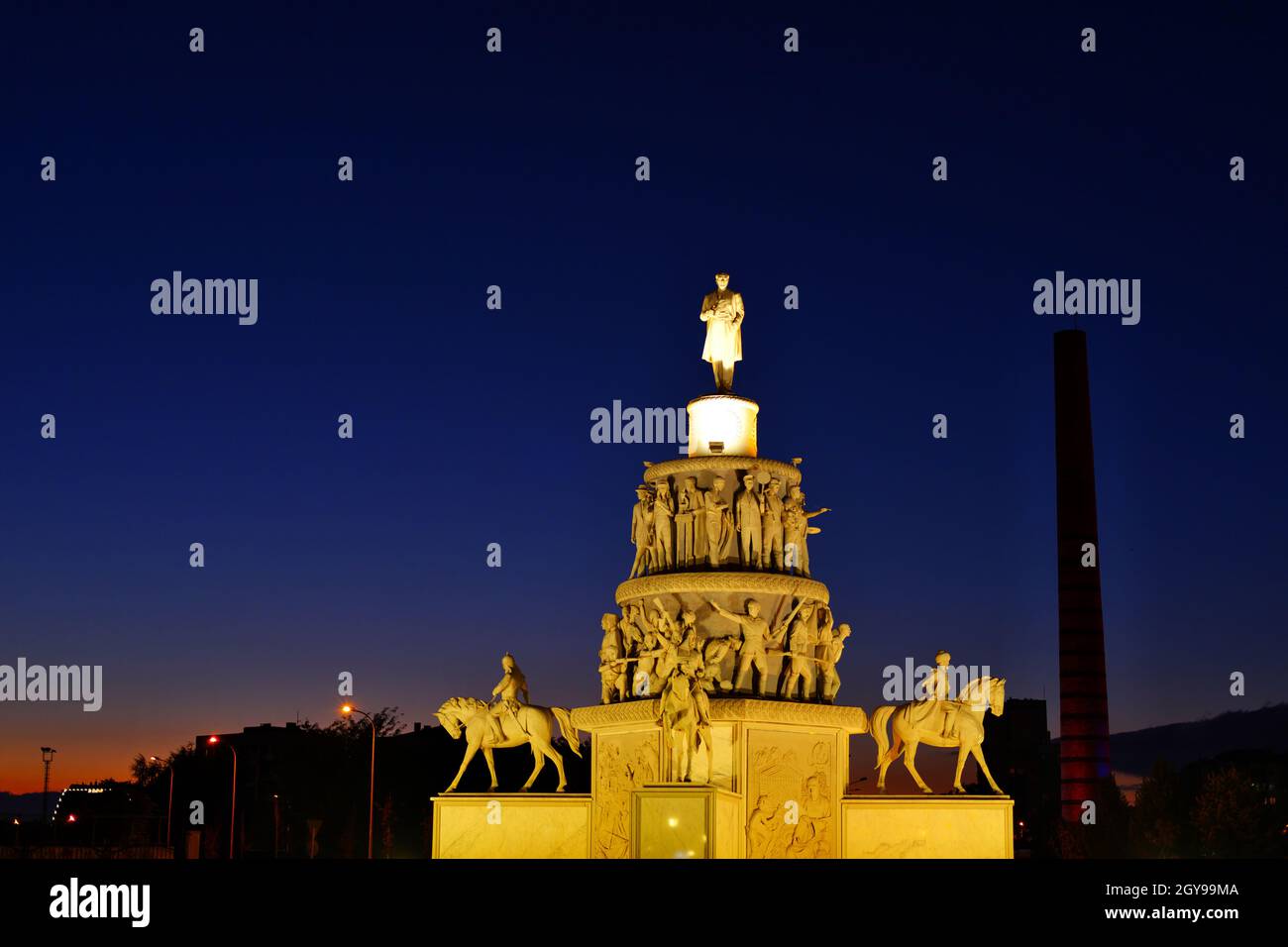 Weißes Denkmal von Atatürk und der türkischen Revolution im Stadtzentrum von Eskisehir Türkei Stockfoto