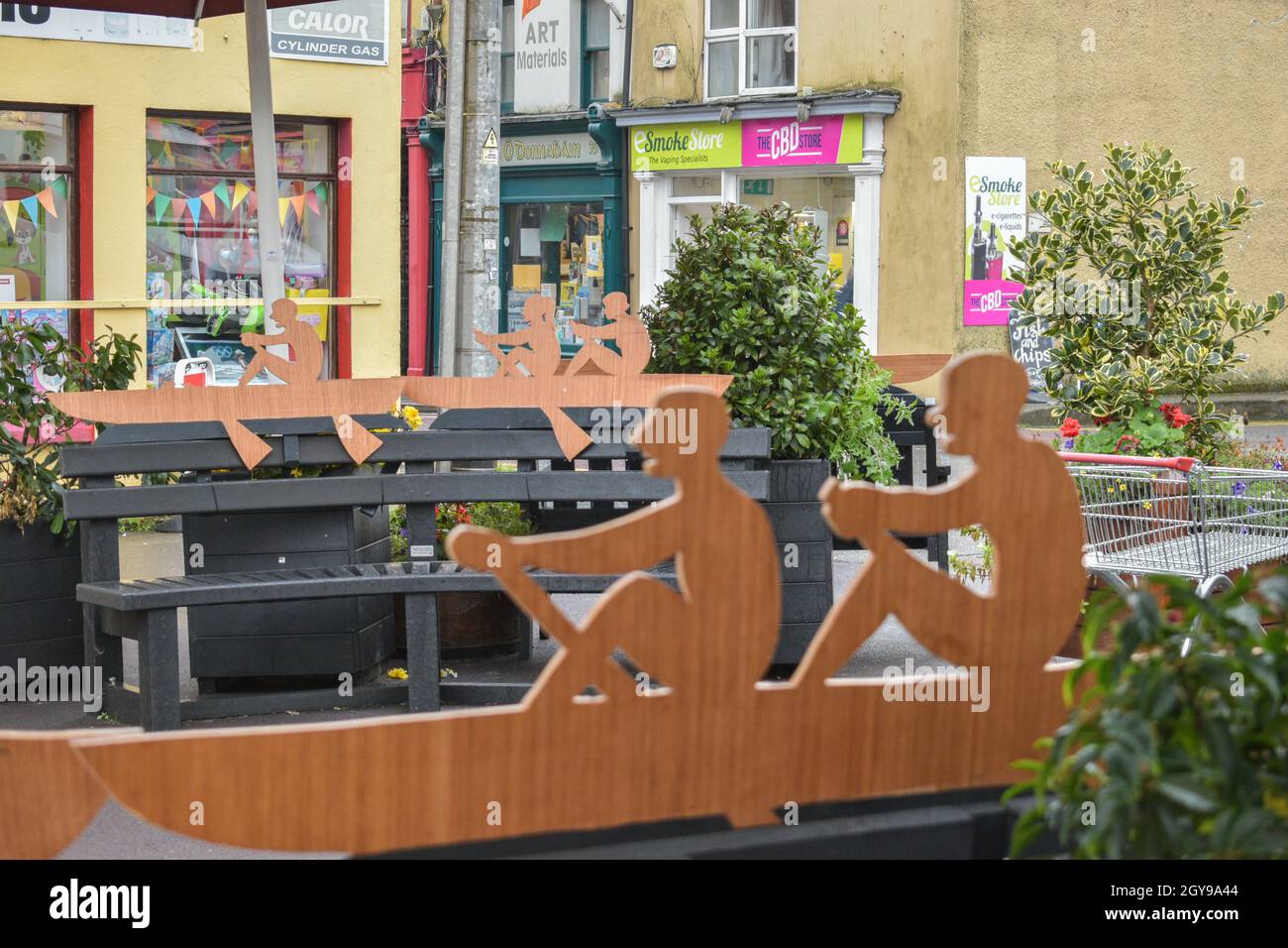 Skibbereen, West Cork, Irland. Oktober 2021. Skibbereen ist gefüllt mit Objekten von Skibbereen Ruderverein Symbole. Kredit: Karlis Dzjamko/Alamy Live Nachrichten Stockfoto