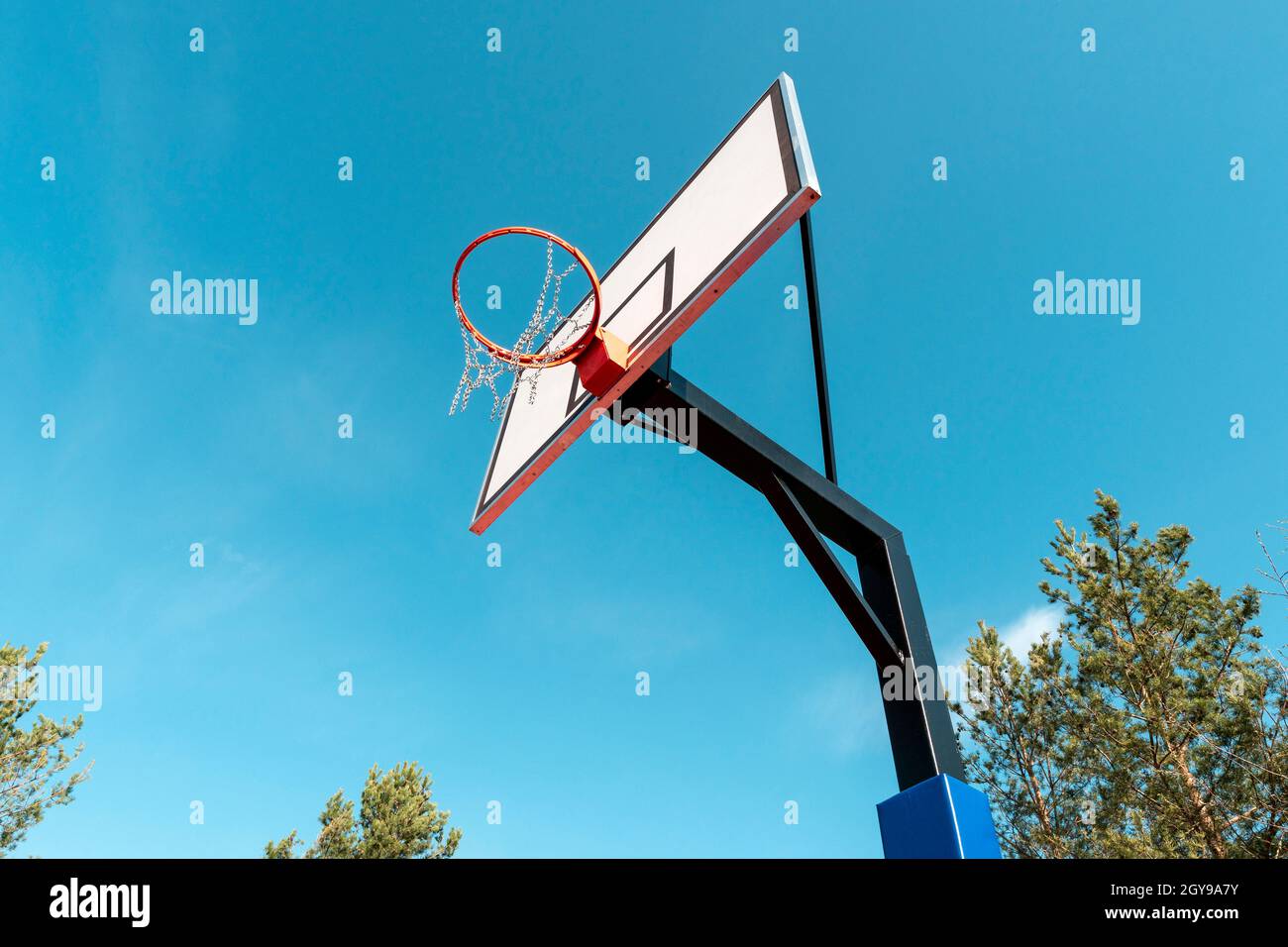 Basketball Basket Broken Net Stockfotos und -bilder Kaufen - Alamy