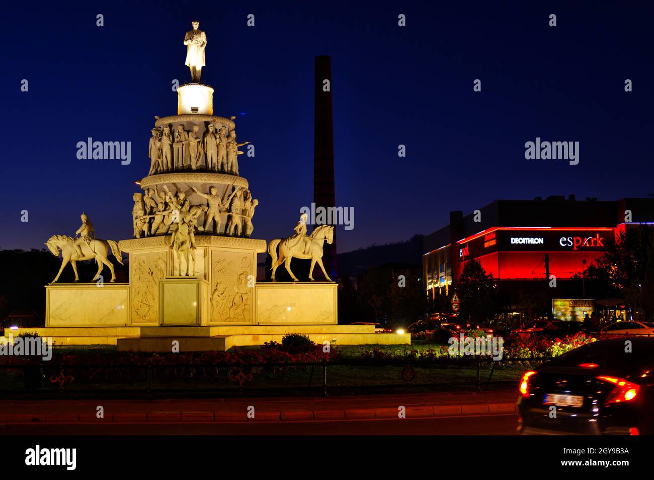 Weißes Denkmal von Atatürk und der türkischen Revolution im Stadtzentrum von Eskisehir Türkei Stockfoto