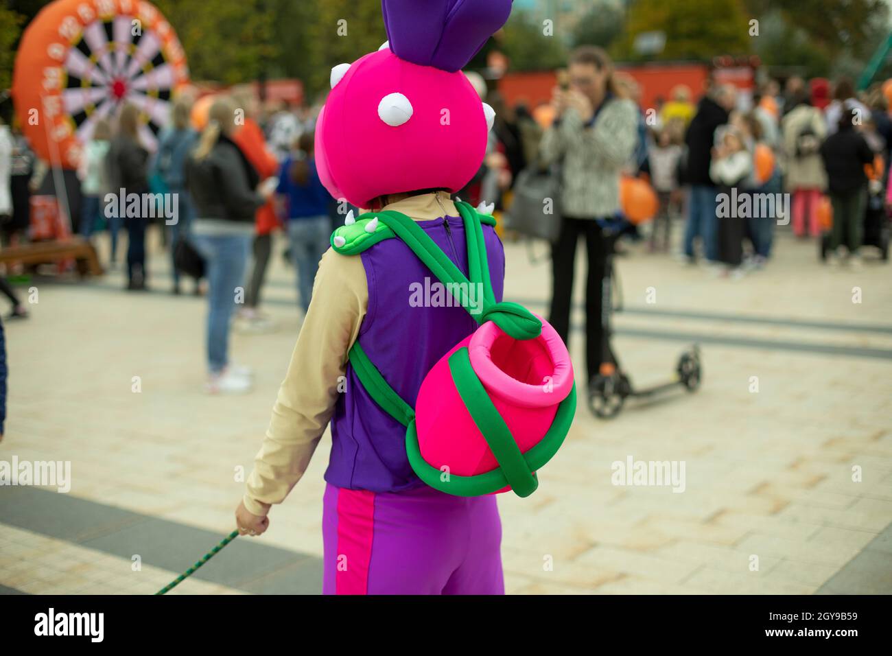 Animator auf der Straße. Lustige Kostüm bei dem Mädchen. Ein Urlaub für Kinder mit einer Person in einem hellen Outfit. Führende Spiele für Kinder. Stockfoto