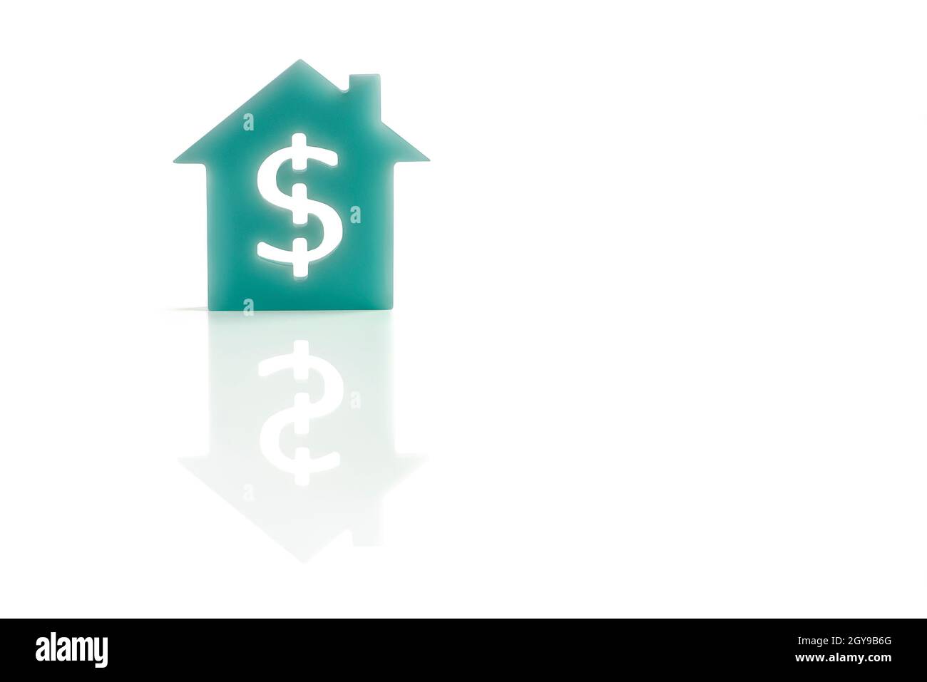 Haus mit Dollarzeichen mit Schatten auf weißem Hintergrund. Inflation und Wirtschaftskrise. Eigenschaftswert. Stockfoto