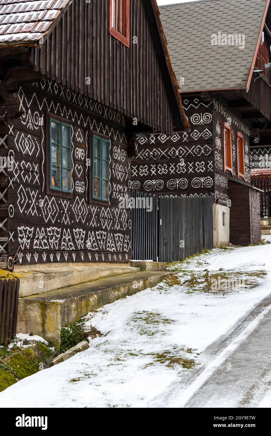 Gemaltes Volkshaus, UNESCO-Dorf Cicmany in der Slowakei Stockfoto