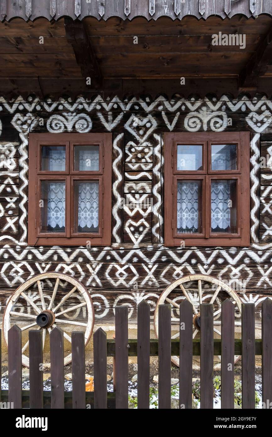 Gemaltes Volkshaus, UNESCO-Dorf Cicmany in der Slowakei Stockfoto