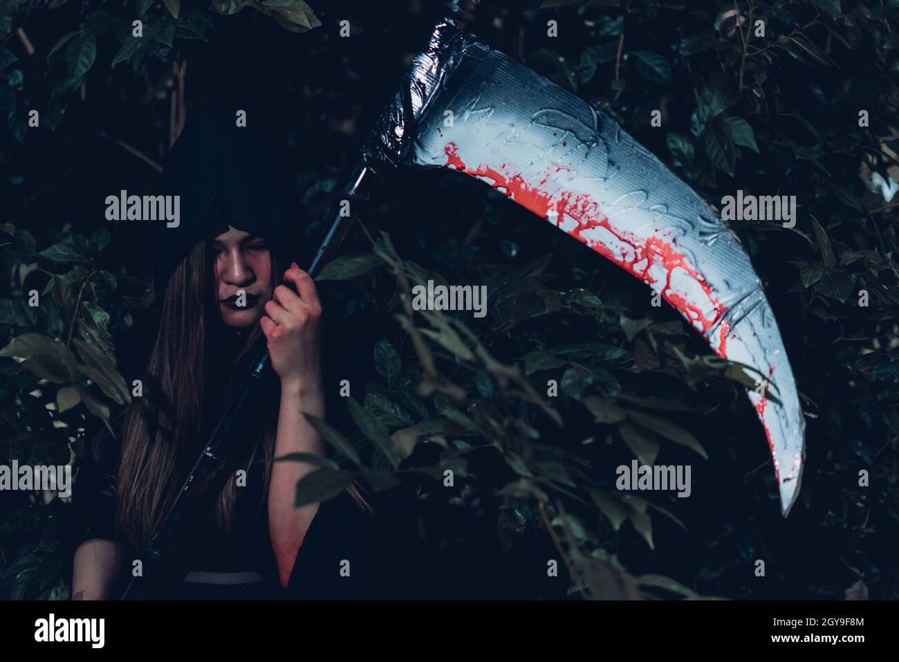 Porträt der Frau Geist Horror sie haben Sense auf der Hand, halloween-Tag-Konzept Stockfoto