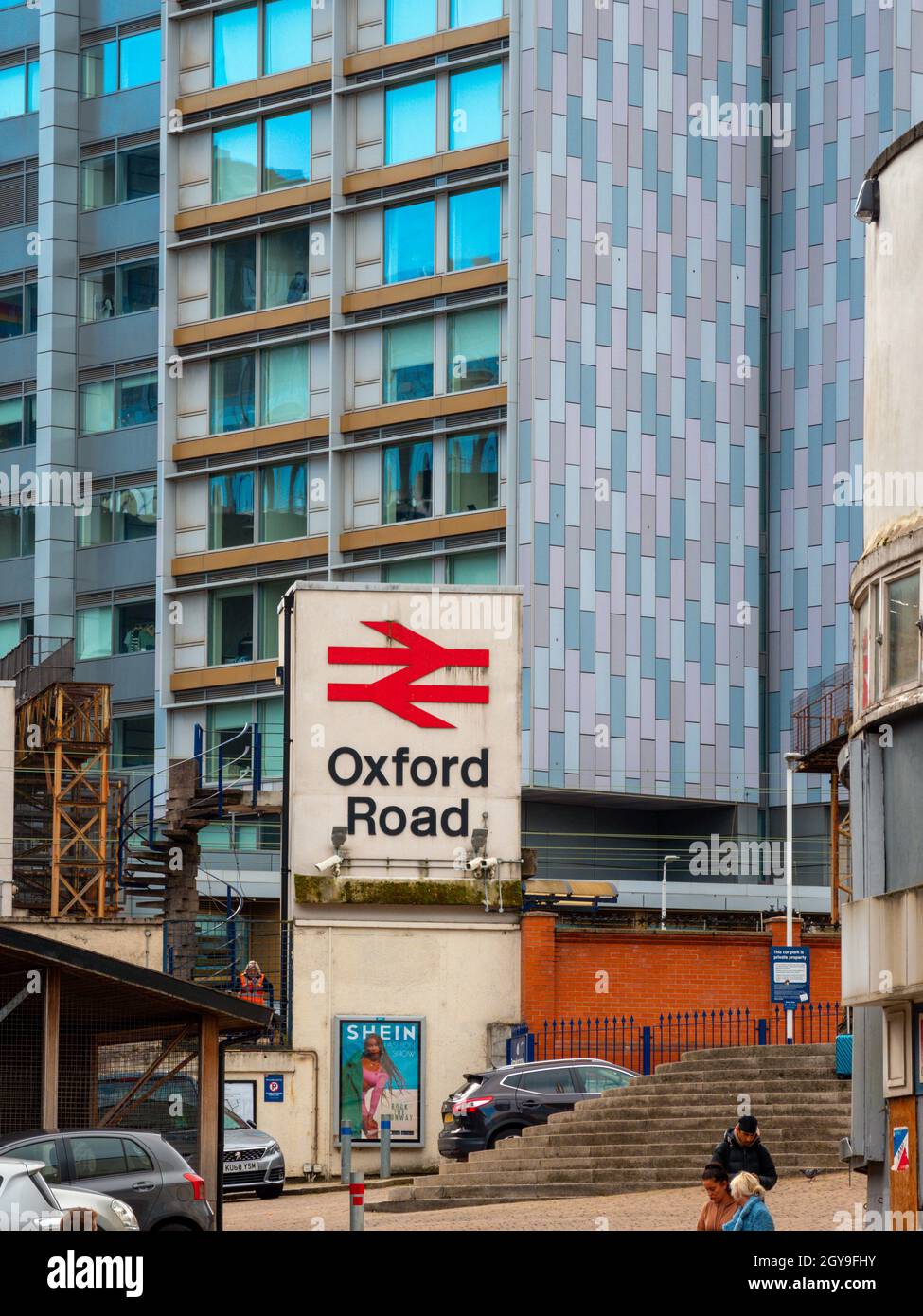 Der Bahnhof Oxford Road nähert sich Manchester UK Stockfoto