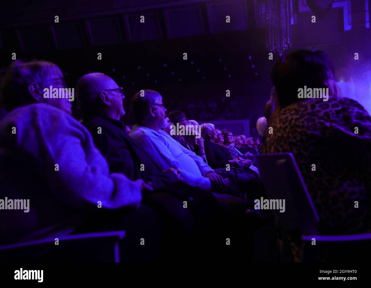 Publikum in Christer Sjögrens Vikingarna während der Premiere am Mittwochabend in Konsert och Kongress, Linköping, Schweden Stockfoto