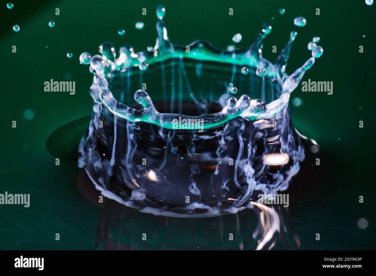 Geisterhaft grüner Ring aus Blasen und Wasser Stockfoto