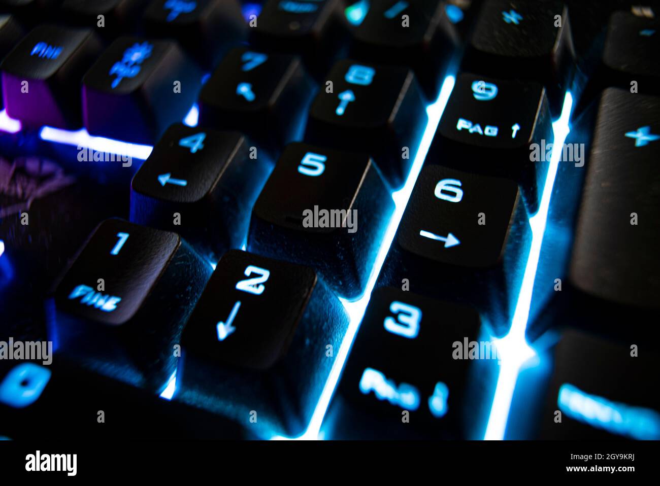 Gaming Tastatur mit Hintergrundbeleuchtung im Dunkeln, Makroaufnahme Stockfoto