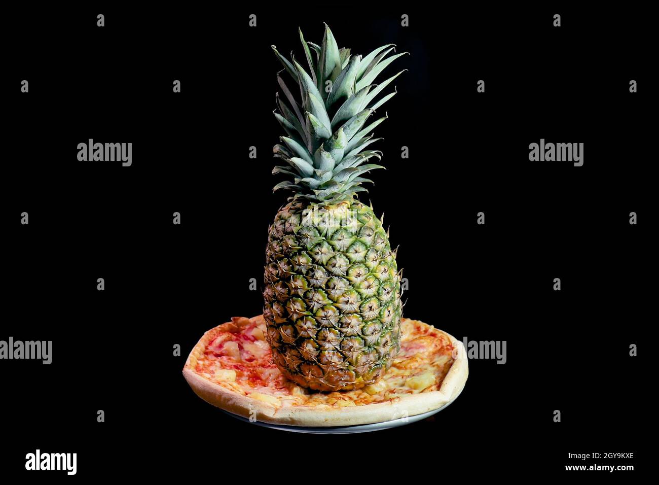 Ganze Ananas auf einer hawaiianischen Pizza. Es ist immer eine Quelle der hitzigen Debatte, Wetter Ananas sollte auf Pizza gehen oder nicht Stockfoto