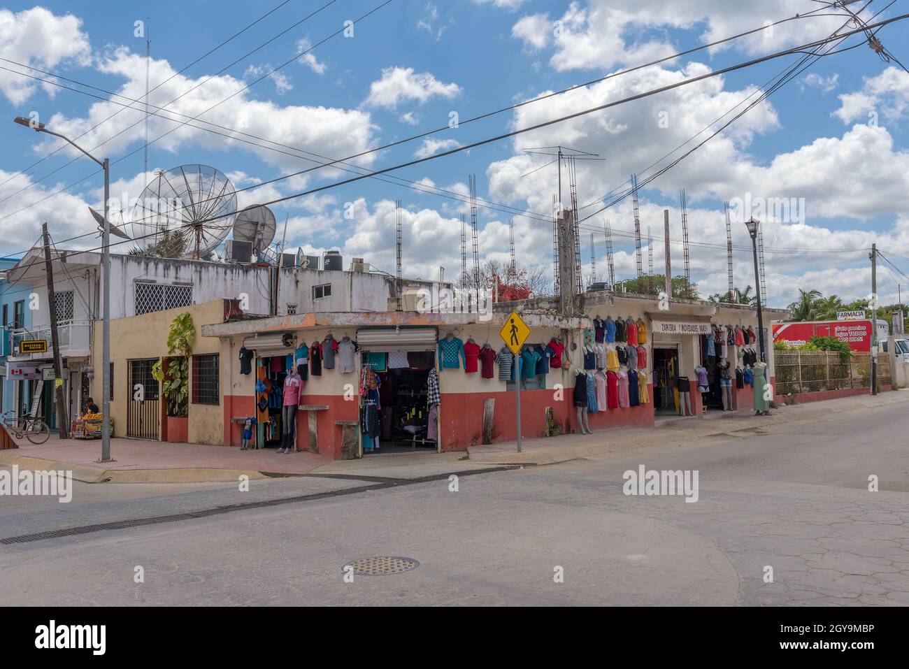 Handelsstraße mit Geschäften und Restaurants, Bacalar, Quintana Roo, Mexiko Stockfoto