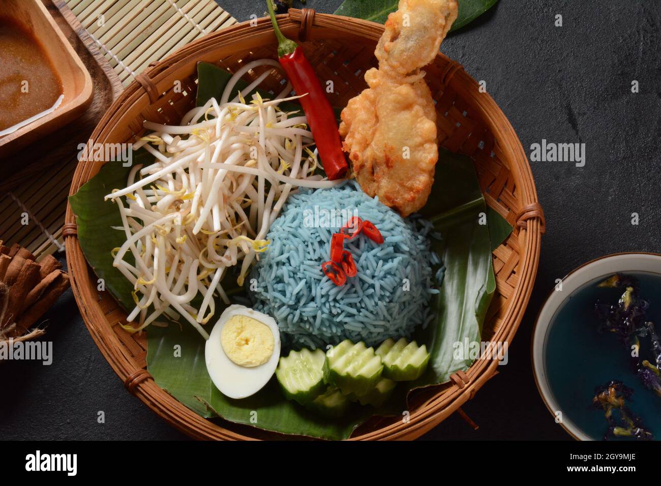 Nasi kerabu oder Nasi Ulam, beliebte Malaiische Reisgericht. Blaue Farbe von Reis, die sich aus den Blüten von Butterfly-pea Blumen. Traditionelle malaysische Essen, Stockfoto