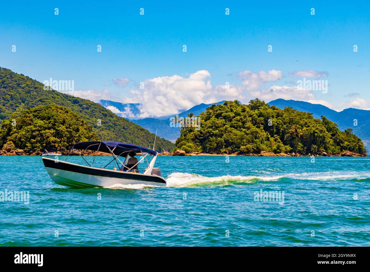 Bootsfahrt am Strand von Abraão und Ilhas do Macedo. Ilha Grande, Angra dos Reis, Rio de Janeiro, Brasilien. Stockfoto