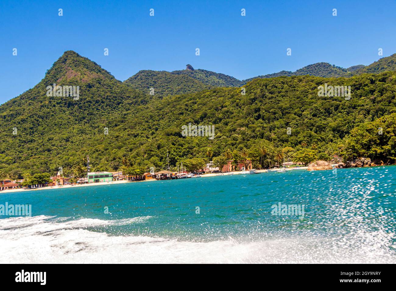 Bootsfahrt am Strand von Abraão und Pico do Papagaio. Ilha Grande, Angra dos Reis, Rio de Janeiro, Brasilien. Stockfoto