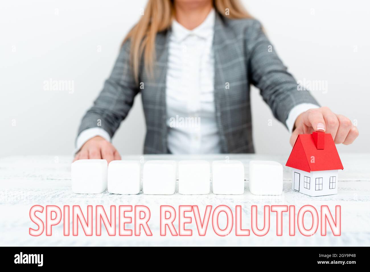 Textschild zeigt Spinner Revolution, Business Concept ein Spielzeug, das Stress lindern und Angst bewältigen HILFT EINE junge Dame Orbusinesswoman Holding Orpre Stockfoto