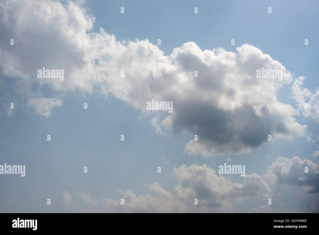 Verstreute Wolkenhaufen in einem blauen Himmel, blauer Himmel Hintergrund mit weißen Wolken, Stockfoto