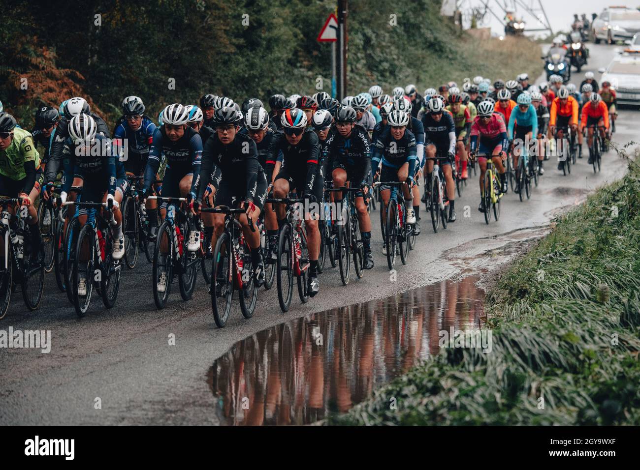 Walsall, Großbritannien. 5. Oktober 2021, AJ Bell Womens Cycling Tour, Etappe 2, Walsall nach Walsall. Das Feld im Regen. Kredit: Aktion Plus Sport Bilder/Alamy Live Nachrichten Stockfoto