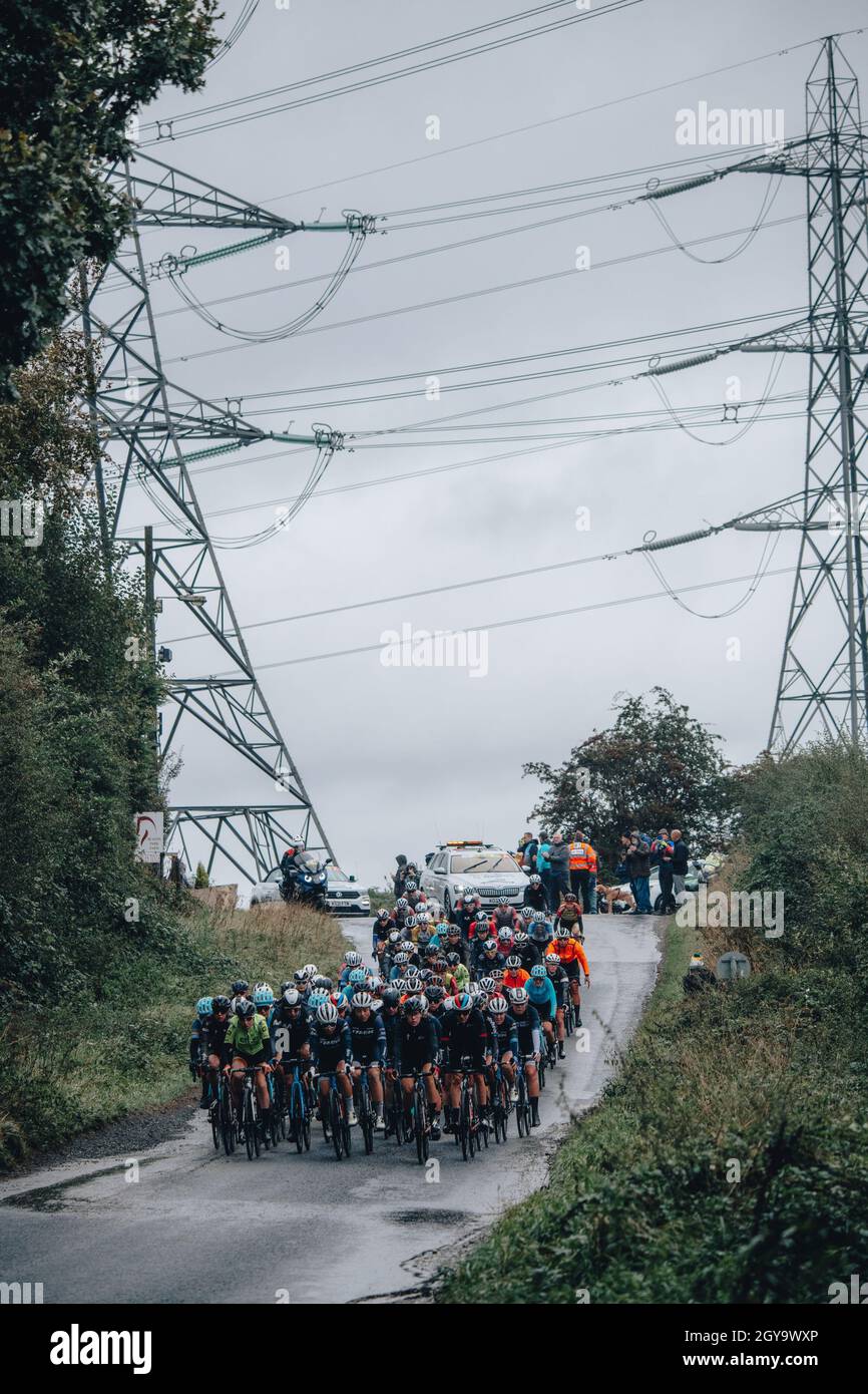 Walsall, Großbritannien. 5. Oktober 2021, AJ Bell Womens Cycling Tour, Etappe 2, Walsall nach Walsall. Das Feld im Regen. Kredit: Aktion Plus Sport Bilder/Alamy Live Nachrichten Stockfoto