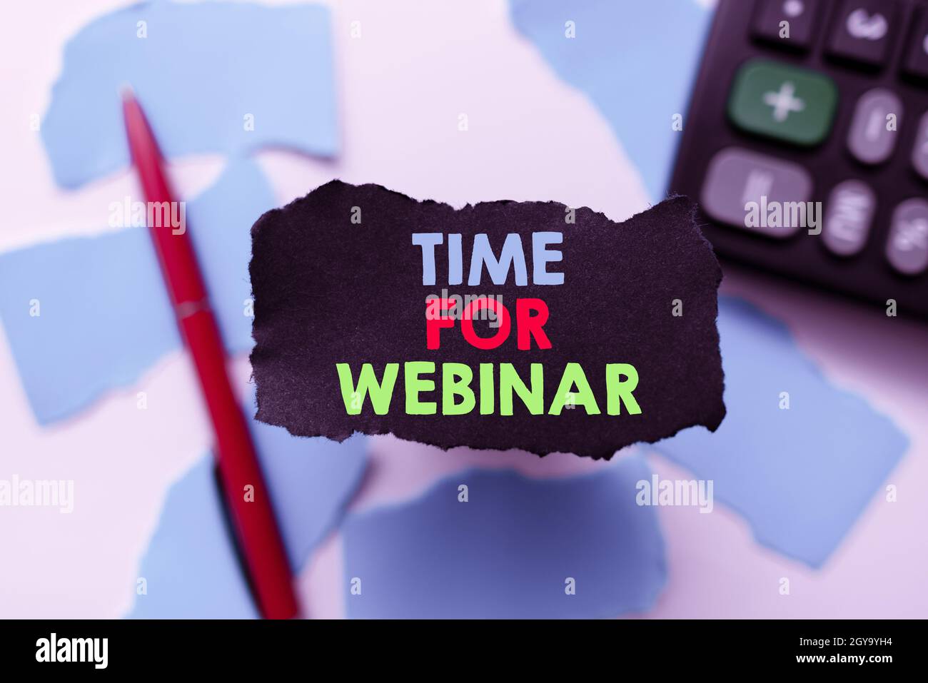 Konzeptionelle Bildunterschrift Zeit für Webinar, Word für elearning, Webkonferenz, Webcasting, Online-Zusammenarbeit in Echtzeit Zusammenfassung Fokussierung auf EINE einzige Idee, Stockfoto