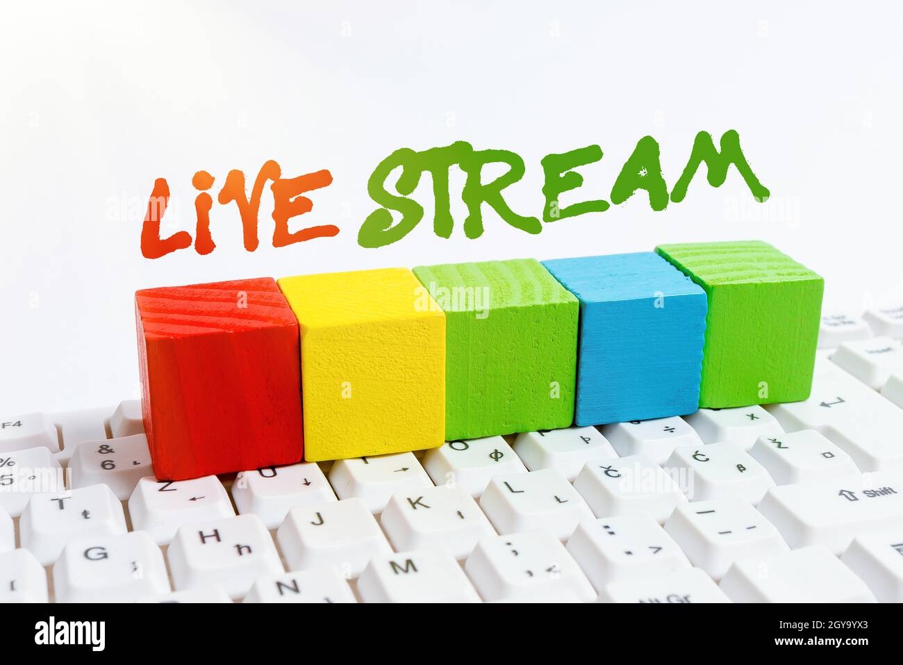 Konzeptionelle Bildunterschrift Live Stream, Unternehmensübersicht zur Übertragung eines Video- oder Audiomaterials mit dem Einsatz von Internet Computer Laptop for Communication Ty Stockfoto