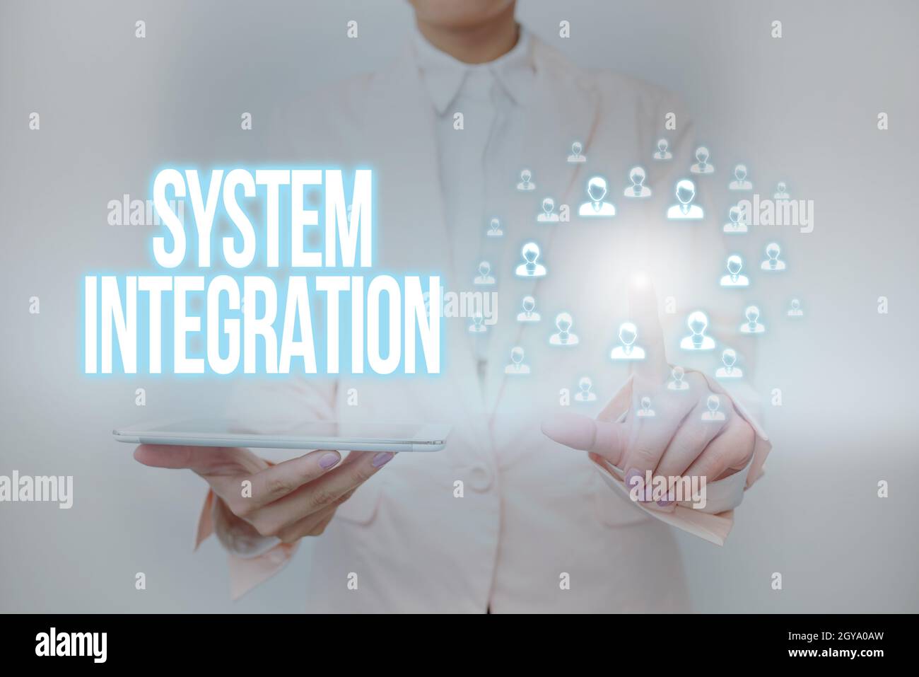 Textunterschrift mit Darstellung der Systemintegration, des Geschäftsprozesses der Zusammenführung des Komponentensubsystems Lady Holding Tablet beim Drücken von Vir Stockfoto
