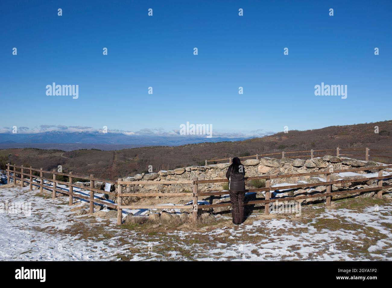 Besucher, der eine alte Falle des Corral de Lobos oder der Wölfe beobachtet. La Garganta, Extremadura, Spanien Stockfoto