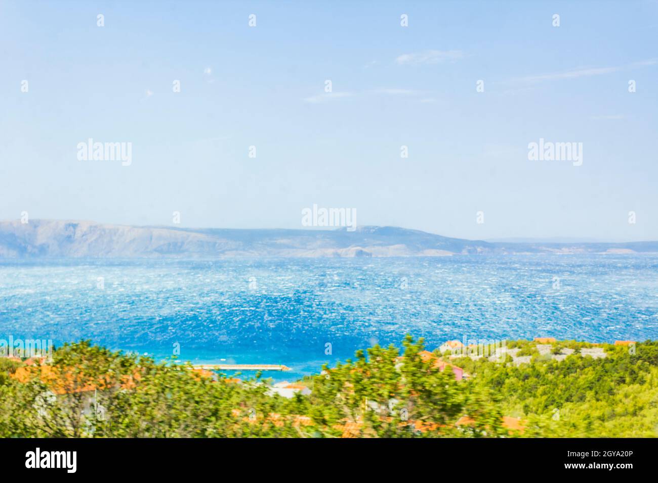 Die Fahrt durch die wunderschöne Landschaft in Kroatien ist schnell und verschwommen. Stockfoto