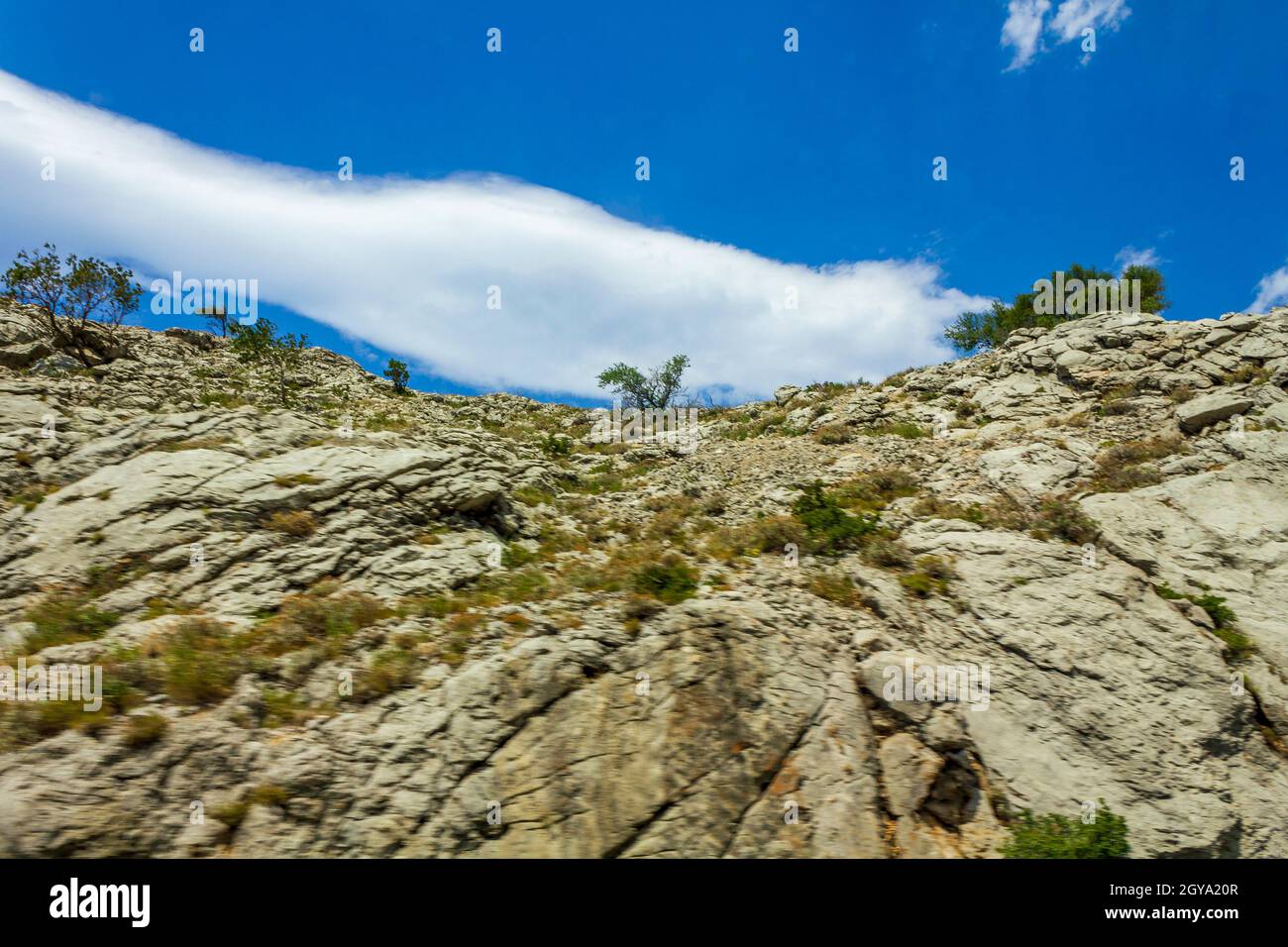 Die Fahrt durch die wunderschöne Landschaft in Kroatien ist schnell und verschwommen. Stockfoto