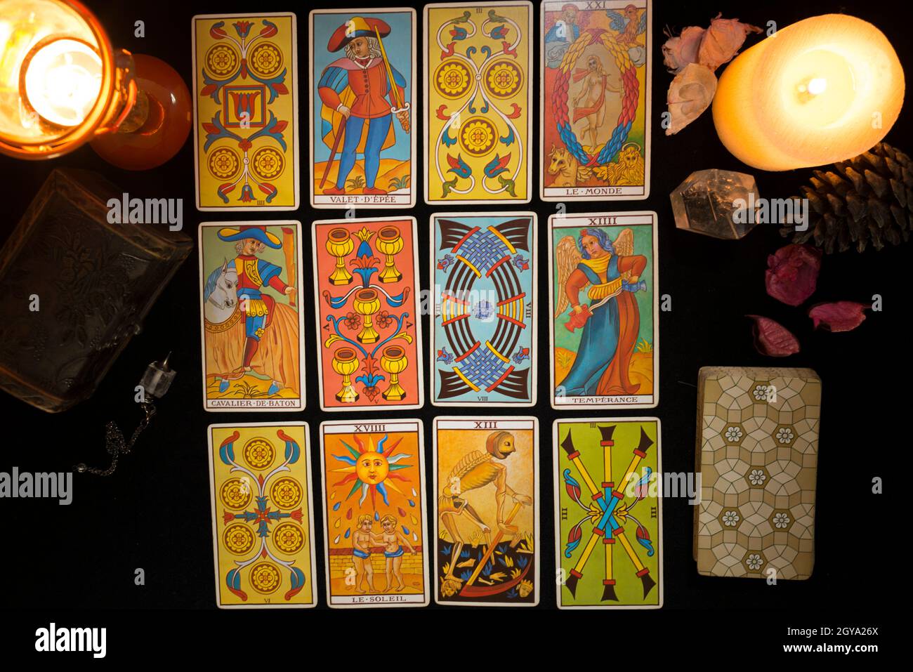 Tarot-Karten verbreiten, um die Zukunft vorherzusagen. Konzept einer Tarot-Kartensitzung. Blick von oben. Stockfoto