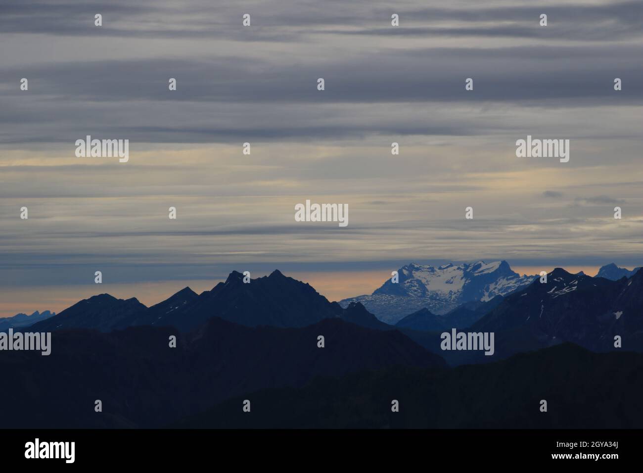 Graue Wolken über dem Titlis und anderen Bergen der Schweizer Alpen. Stockfoto