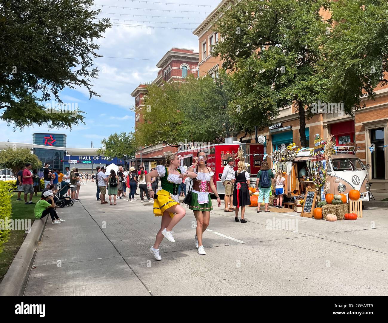 Frisco, TX USA - 2. Oktober 2021: Blick von der Straße auf die Menschen in deutschen Kleidern und auf das Frisco Oktoberfest auf dem Frisco Square Stockfoto