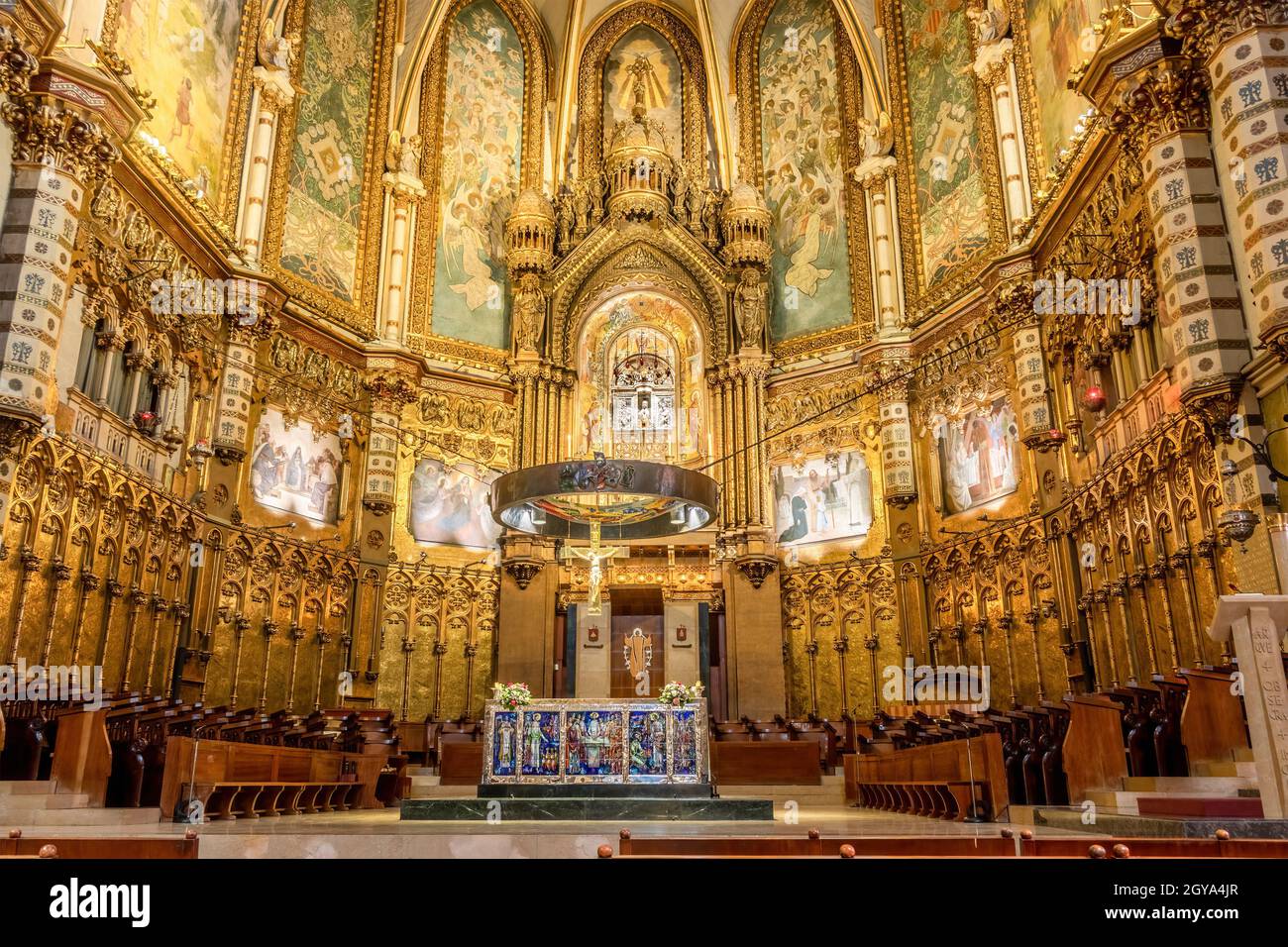 Montserrat, Spanien - 21. September 2021: Hauptaltar und Altarbild der Basilika von Montserrat in Barcelona, katalonien, spanien Stockfoto