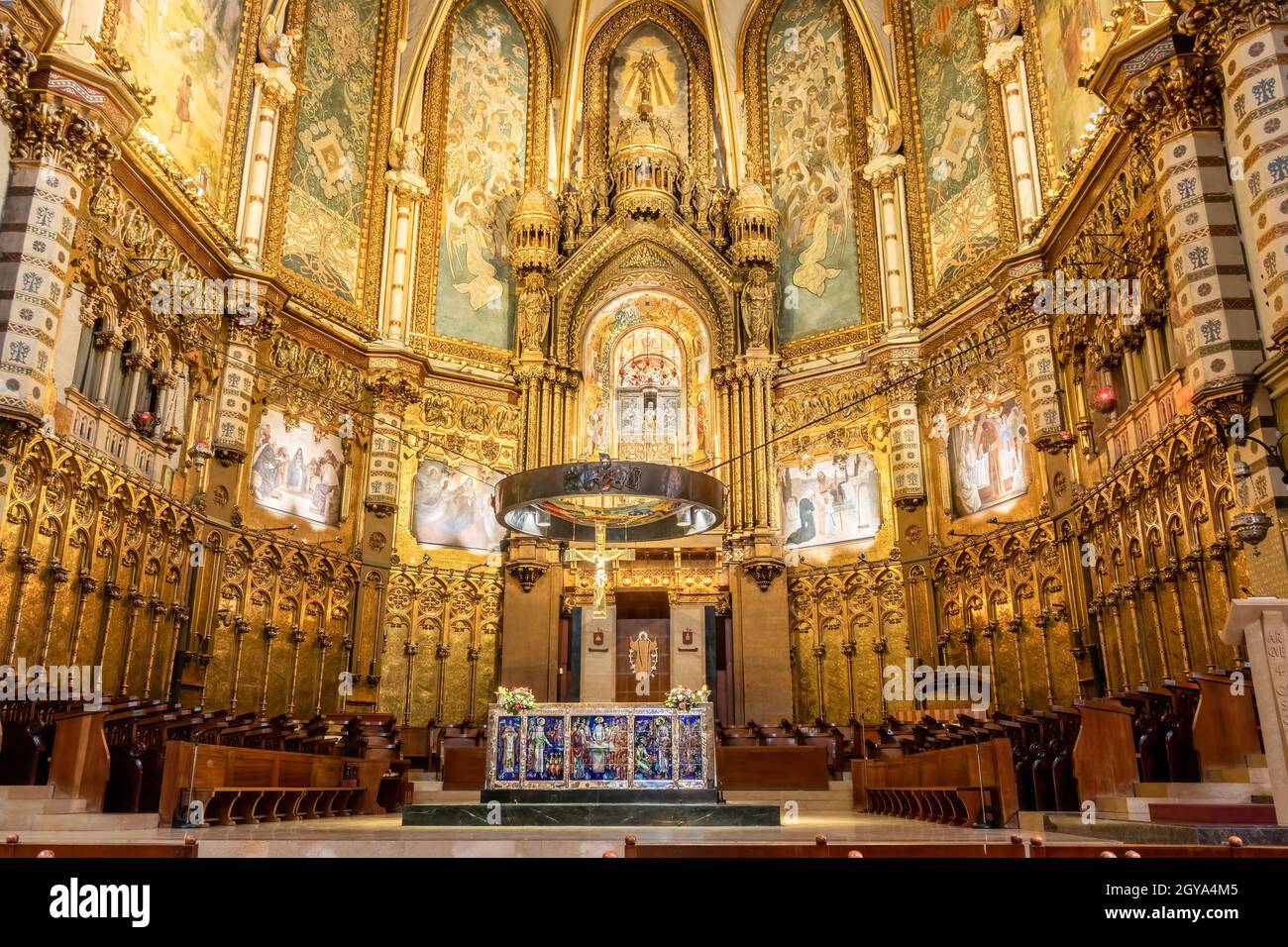 Montserrat, Spanien - 21. September 2021: Hauptaltar und Altarbild der Basilika von Montserrat in Barcelona, katalonien, spanien Stockfoto