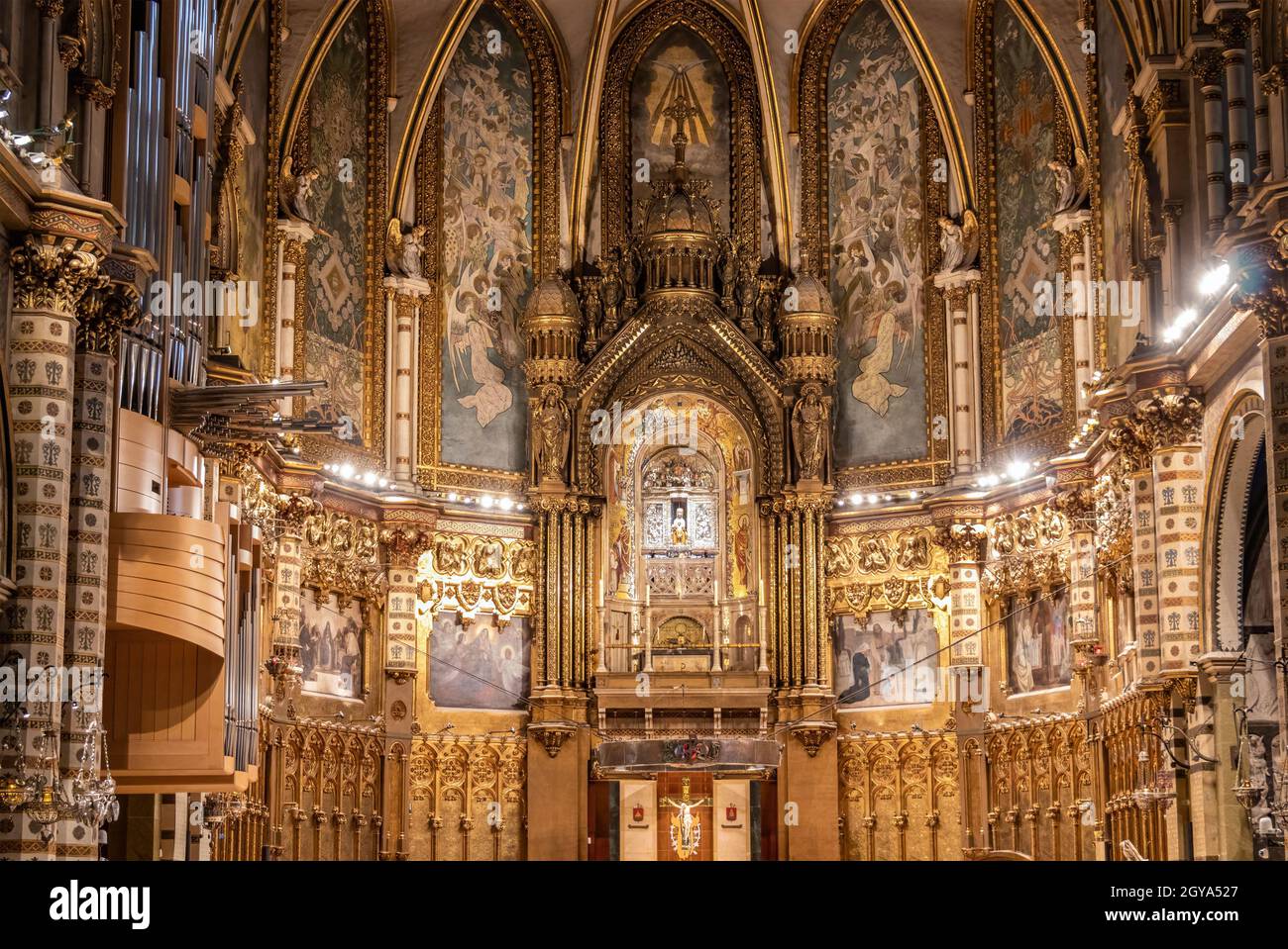 Montserrat, Spanien - 21. September 2021: Hauptaltar und Altarbild der Basilika von Montserrat in Barcelona, katalonien, spanien Stockfoto